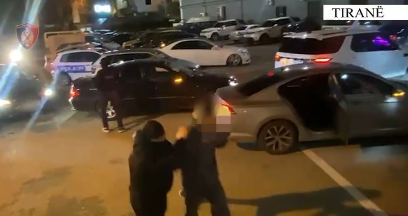 U kapën duke transportuar 5 emigrantë të paligjshëm! Në pranga dy të rinjtë nga Kukësi, i kërkuan secilit nga 2700 euro 8 486788678