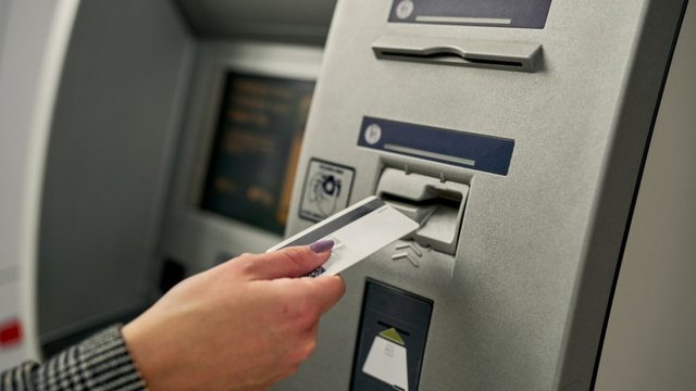 Bankomatet me kurse këmbimi transparente/ Rregulla të reja për tarifat bankare, klientët do të informohen për çdo komision 12 640 0 698488f16d13f