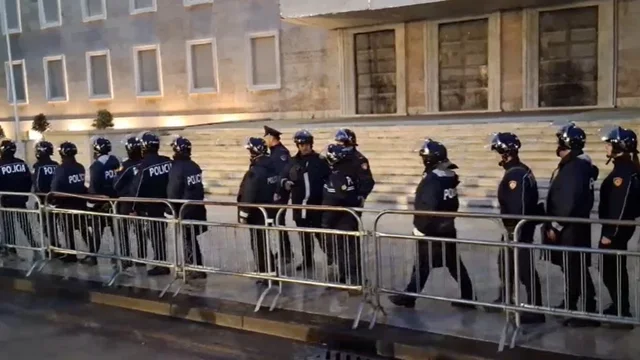 Policia bllokon rrugët, 1300 efektivë do të vendosen përpara godinës së Kryeministrisë për protestën e opozitës 12 640 0 698b28f2319ca