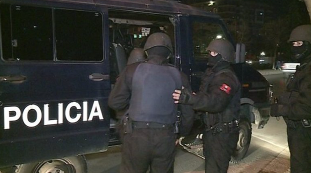Policia godet një grup kriminal në Elbasan, lëndohet një efektiv gjatë operacionit 3 640 0 698ce455ba165