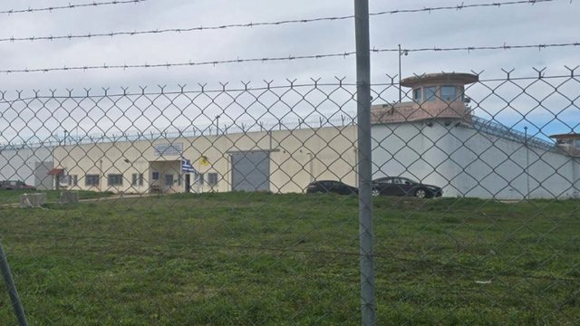 Vrasja e të dënuarit grek në burgun famëkeq, arrestohet kryegardiani! Ishte baxhanak i shqiptarit të arratisur 16 640 0 6995e23a5dde5
