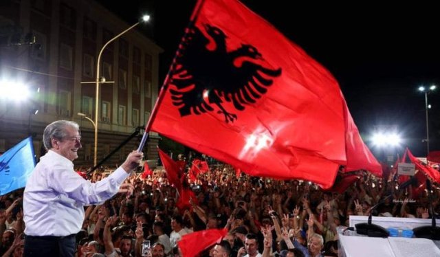 “Kilometri i fundit”/ Opozita zbret në shesh, nis protesta e katërt kombëtare para kryeministrisë 10 640 0 69989be973439