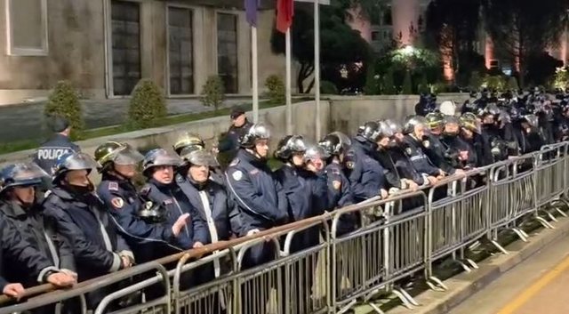 “Blindohet” Kryeministria/ Kangjella hekuri dhe efektivë të shumtë rrethojnë godinën para protestës 9 640 0 69989d64814fa 1