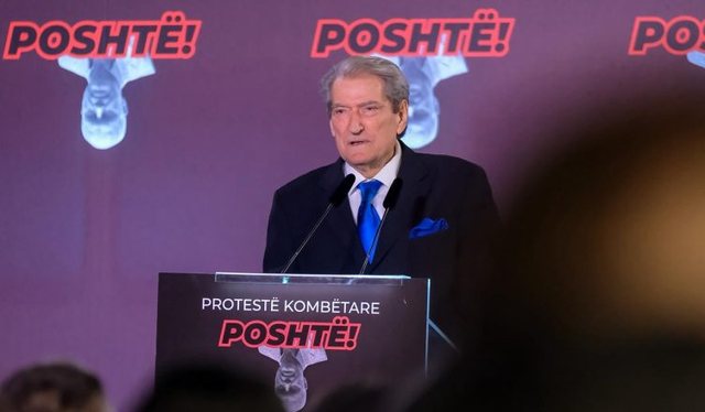 Rrëzimi i bustit të Enver Hoxhës, Berisha: Hitleri i pasluftës! Guximtarët përmbysën kultin e satanit 8 640 0 6998a7a38747d