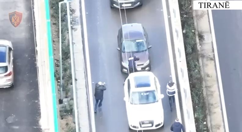 U trafikuan nga Kosova drejt Shqipërisë! Arrestohet 27-vjeçari, sekuestrohen 12 pistoleta dhe municion luftarak 5 678 1