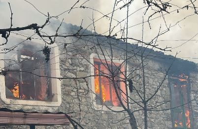 Maliq/ Banesa përfshihet nga flakët, familjarët ishin në gjumë 3 6fh