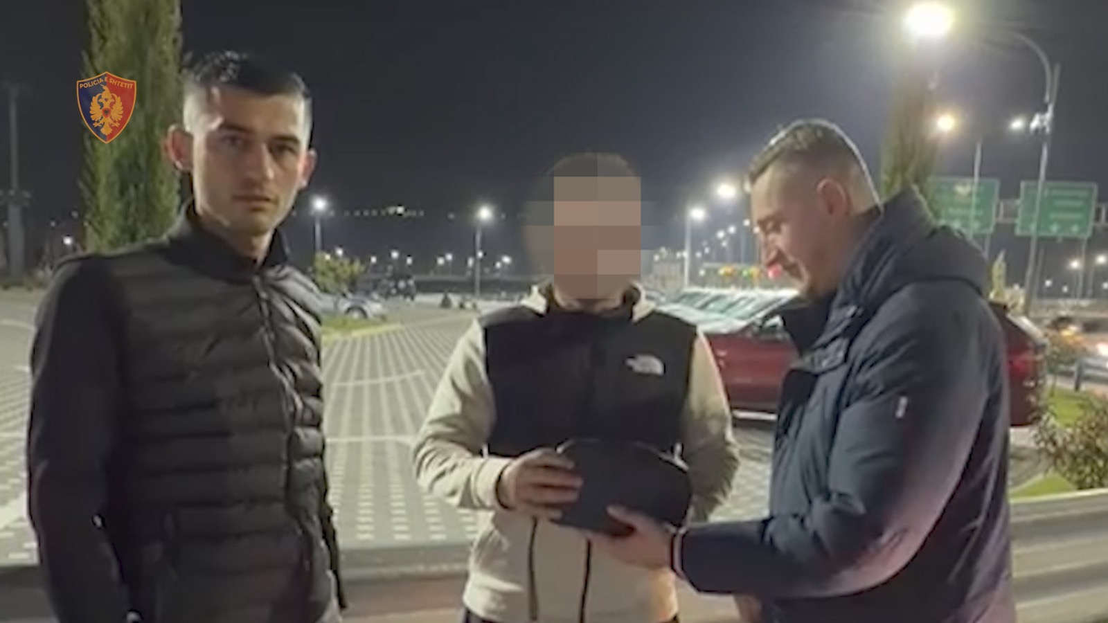 Punonjësit e policisë gjejnë dhe kthejnë çanten me 1000 euro, Ilir Proda: Ju vlerësoj maksimalisht