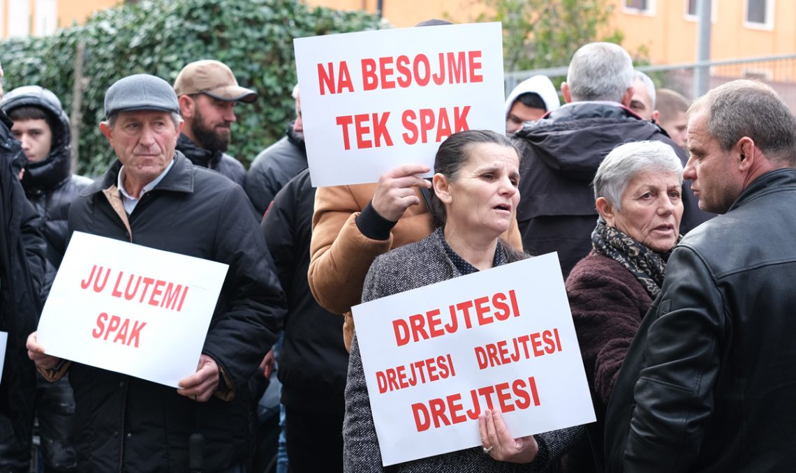 Banoret e fshatit Rrjoll kerkojne drejtesi per pronat e tyre qe po zaptohen per interesat e resortit