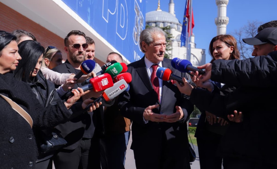 PS do të refuzojë heqjen e imunitetit të Ballukut? Berisha ashpërson akuzat: Janë kthyer në organizatë kriminale 14 Berisha pronocnim nga selia e PD