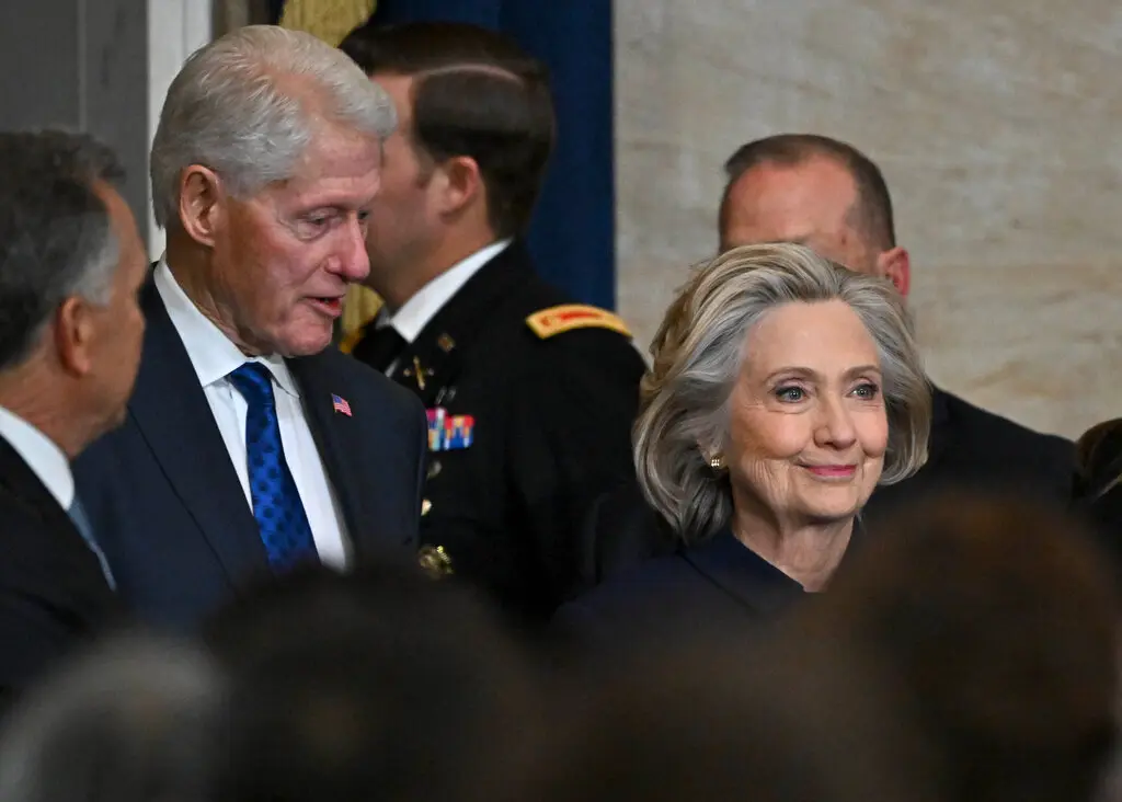 Clinton-ët tërhiqen, zgjedhin poshtërimin publik në vend të burgut…