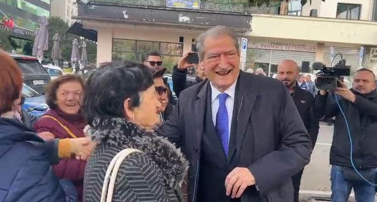 “O Gys, o Gys”/ Në zbatim të masës së sigurisë, Sali Berisha paraqitet në SPAK: E patë si ja bënë fytyrën Edi Ramës në Durrës? 3 Capture 161