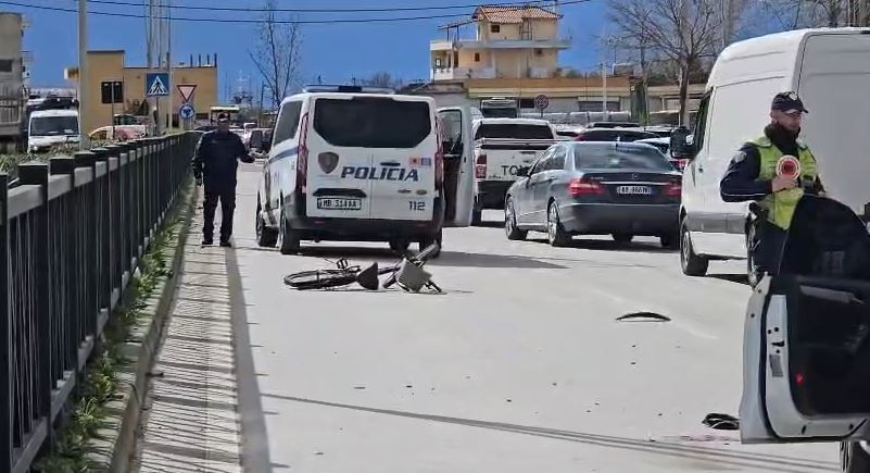 Aksident në Vlorë/ U përplas nga Audi, përfundon në spital drejtuesi i biçikletës 6 Capture 219