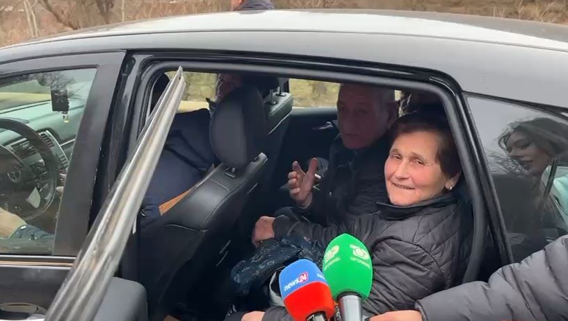 “Ra mali, kemi 5 orë të bllokuar”/ Aksi Librazhd-Prrenjas i paralizuar, qytetarët në radhë pas rënies së gurëve: Jemi të sëmurë! Qeveria… 13 Capture 3