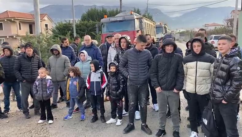 Fushë-Krujë/ Banorët e fshatit Luz në protestë për rrugën: Kalimi i kamionëve para shkollës, e rrezikshme! Nxënësit bojkotojnë mësimin 12 Capture 30