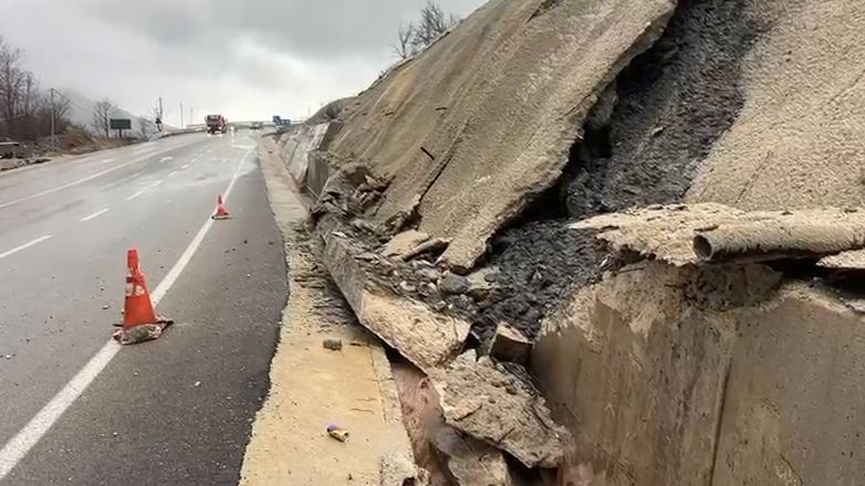 Rruga e Arbrit nuk gjen qetësi! Shembje në fshatin Plan i Bardhë dhe në afërsi të tunelit të Murrizit, rrezikohet bllokimi i qarkullimit 5 Capture 61