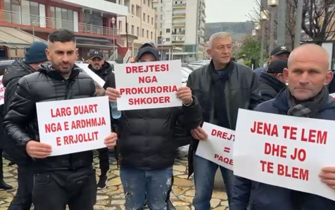 “Jena të lem, jo të blem”/ Banorët e Baks-Rjollit protestë te Prokuroria dhe Bashkia Shkodër: Benet Beci të japë sqarime 3 Capture 94