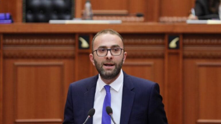 Qëndrimi i Ramës për situatën me rrugët në vend, Bardhi: Akset nuk po i shemb shiu, por tornado e korrupsionit!