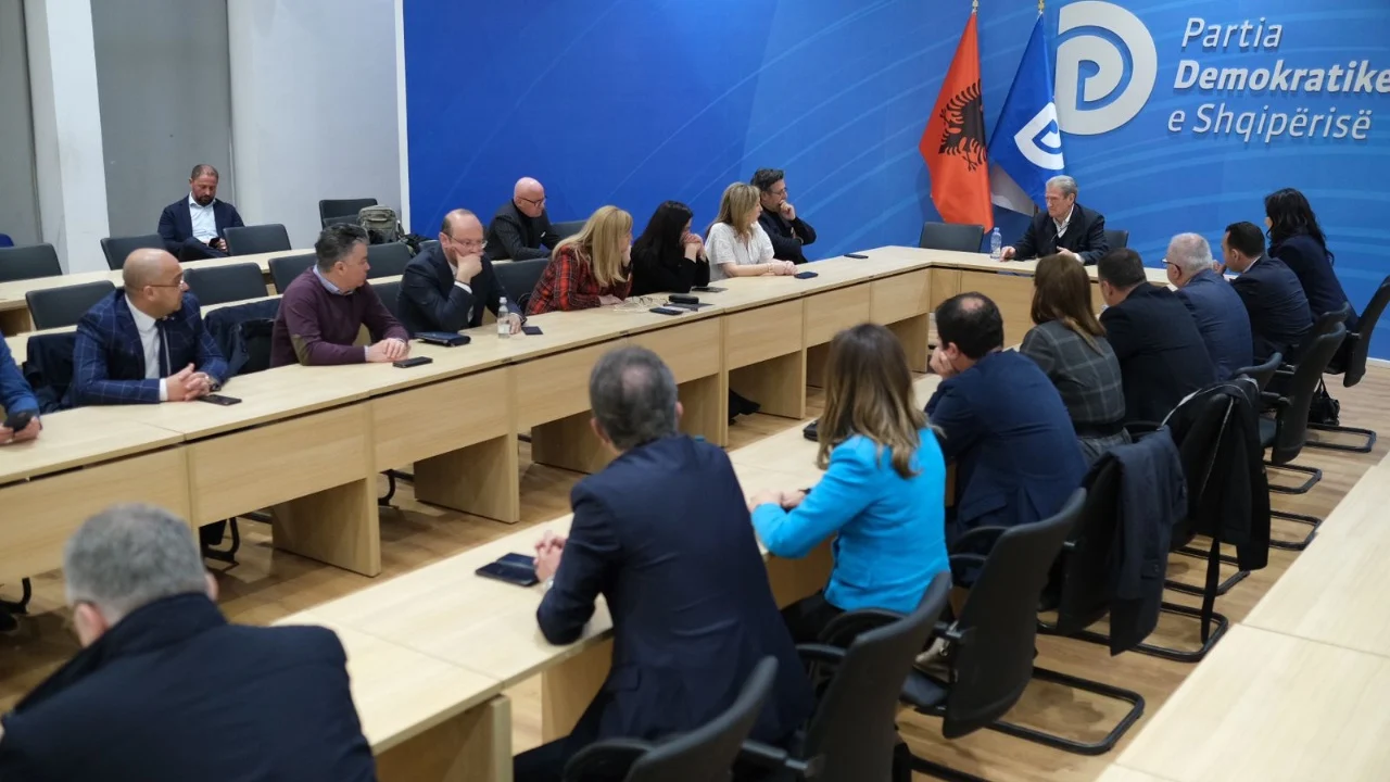 EMRAT/ Debat në Grupin e PD për bojkotin e Komisioneve, disa deputetë kundër. Tërhiqet Berisha