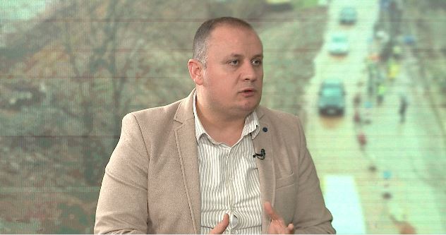 “Mbi 500 mln euro investime në qarkun e Korçës, rrugët sot ‘skenë krimi’”/ Gazetari: Tenderë të dhënë nga Evis Berberi dhe Balluku! Rama ‘aministoi’ kompaninë! 4 HOXHA