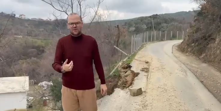 Sërish akse që shemben! Rrëshqitje në rrugën në Picrragë të Krujës, denoncon Aulon Kalaja: Rrezikohet një banesë dhe kalimtarët, të merren masa! 4 Kalaja okk
