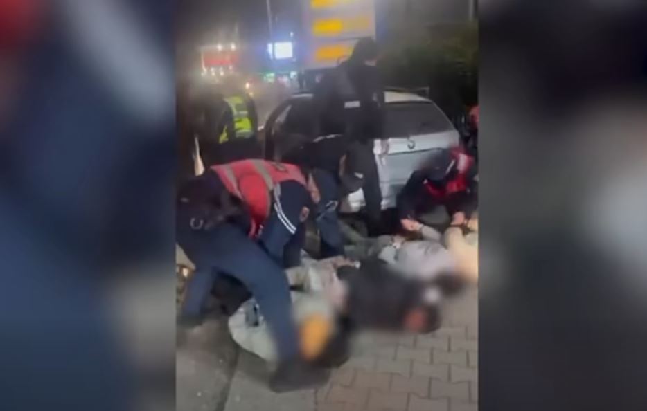 VIDEO-EMRI/ U kap duke transportuar emigrantë, arrestohet 35-vjeçarja! Skema si bëhej transporti