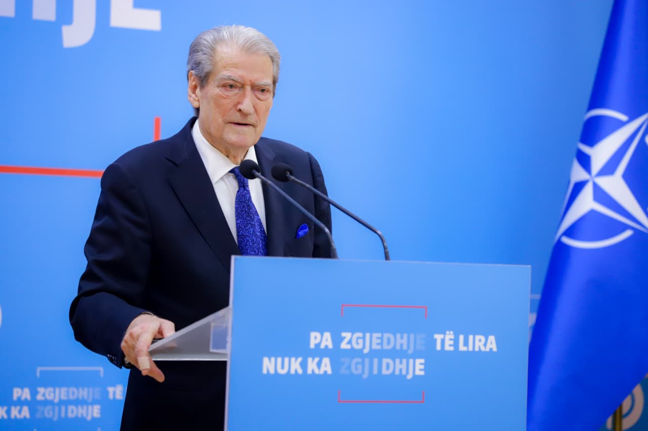 “Të vijë Berisha këtu!”, kreu i PD-së iu përgjigjet banorëve të Rrjollit: Jemi krah pronarëve të ligjshëm të pronave! 5 SALI BERISHA jpg