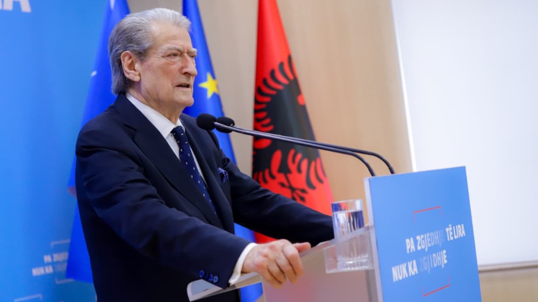 “Rama kërkon përballje civile”, Berisha: Dhunë politike ndaj Bledion Nallbatit! Policia i hodhi gaz lotsjellës në fytyrë 14 Sali Berisha1