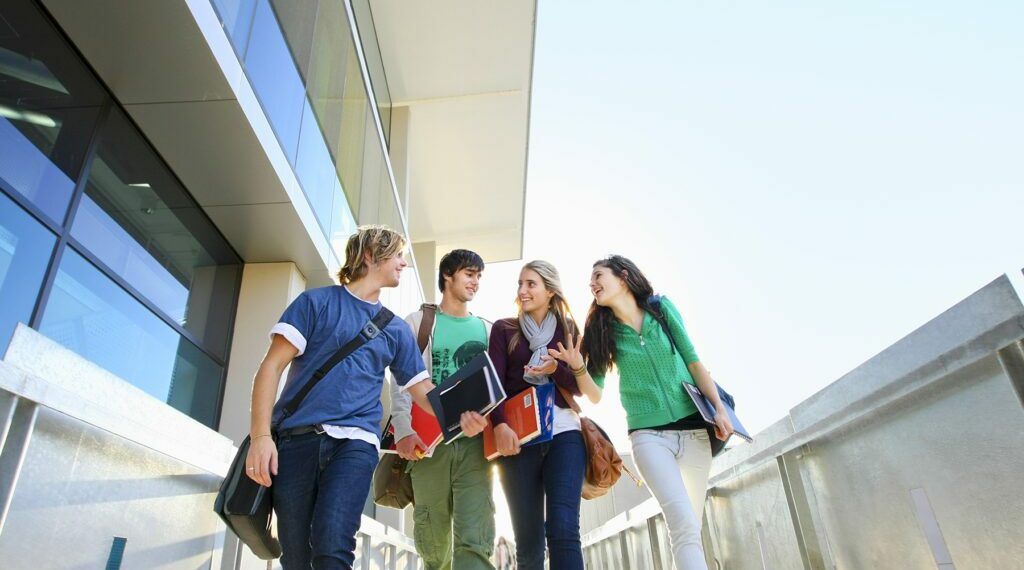 Te rinj studente 1176 1024x683 1 1024x570 1