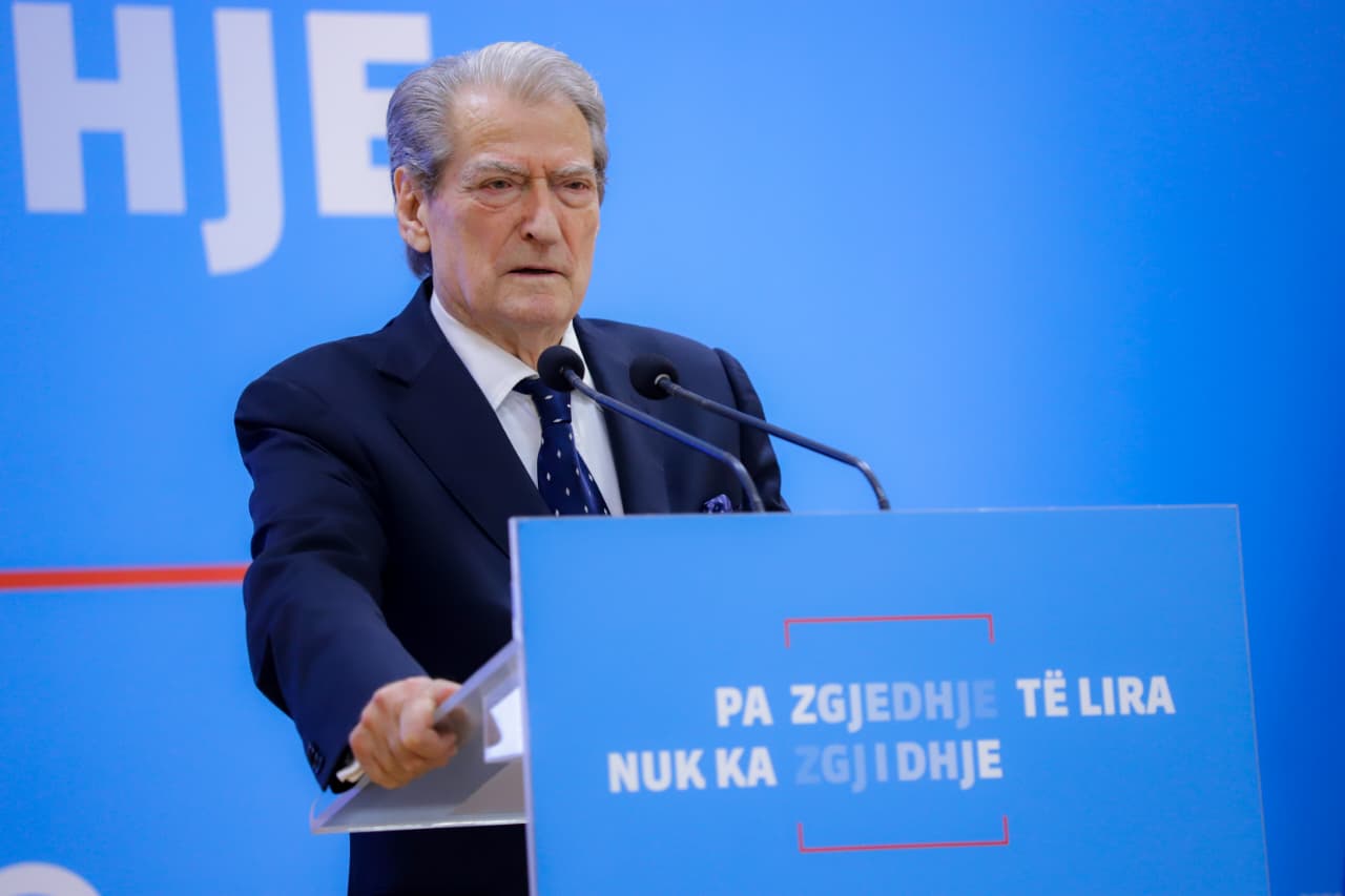 “S’ka më farsë elektorale!”, Berisha-Ramës: Populli në këmbë se do zgjedhje, shporru! 11 WhatsApp Image 2026 02 11 at 13.20.22