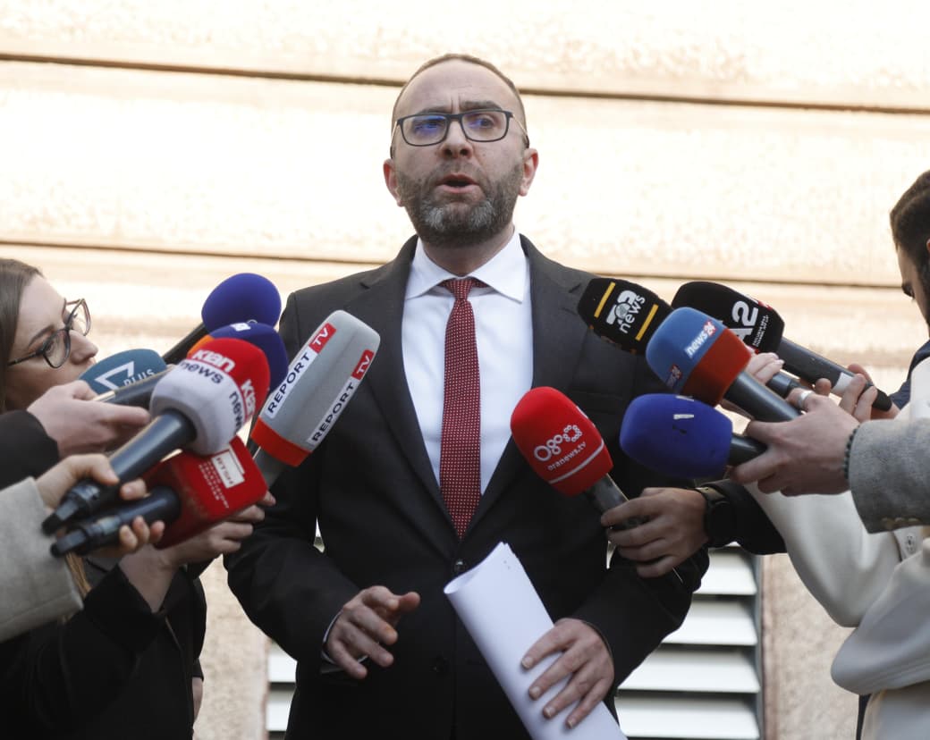 “SPAK zbuloi se Balluku rrezikon 35 vite burg”, Bardhi pas mbledhjes: Dëshmitarët janë kërcënuar me jetë nga “të fortët” 1 WhatsApp Image 2026 02 23 at 15.28.40