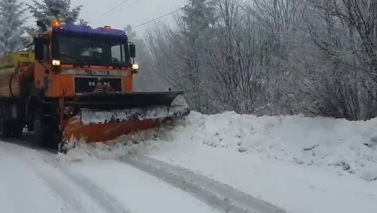 Korçë/ Reshjet e dëborës “pushtojnë” disa akse rrugore 8 aa