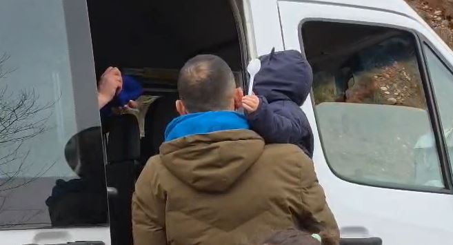 Rreth 4 orë paralizim i qarkullimit! Shkëmbinjtë në aksin Librazhd-Prrenjas kthehen në makth për fëmijë dhe të moshuar 1 as