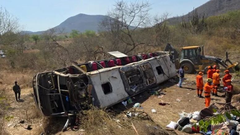 Autobusi plot me pasagjer del nga rruga dhe përmbyset, raportohet për 16 të vdekur