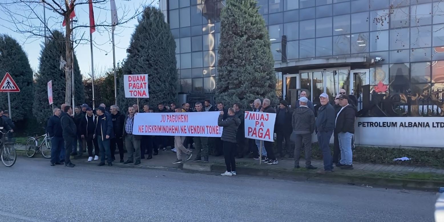 Prej 7 muajsh pa paga, punonjësit e “Bankers” hidhen në protestë: Na likuidoni, duam siguri në punë! 1 bankers protesta
