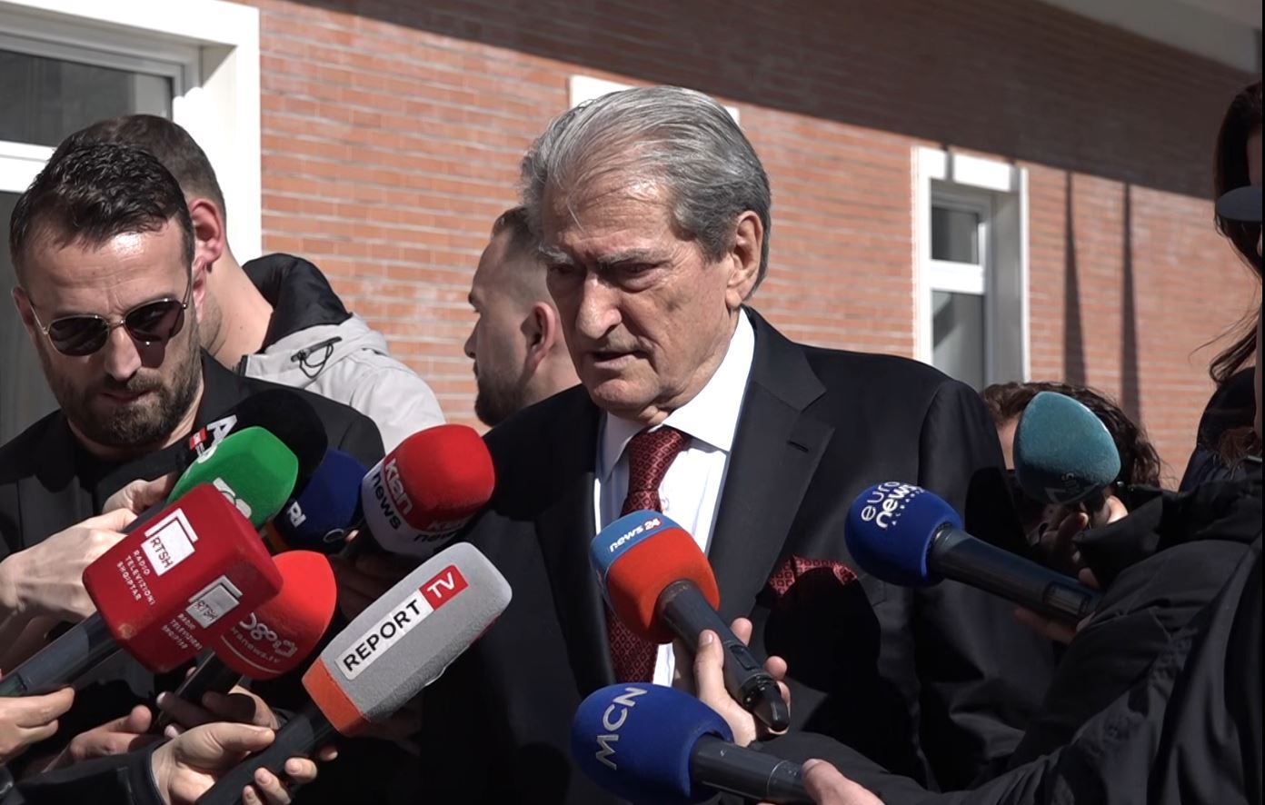 Opozita sërish në shesh në 28 shkurt/ Berisha: PD nuk do të protestojë në territorin përballë xhamisë. Banditët hodhën sasi të pafundme gazi për të revoltuar besimtarët 10 berisha 22