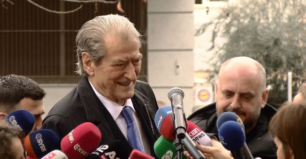“Ku u gjetën lekët për të blerë stilolapsa në fushatë?!”/ Berisha nuk kursen batutat para SPAK: Thërrasin njerëz dhe pyesin ku e mori naftën Berisha kur bënte foltoren? 13 berisha ne spakaaj