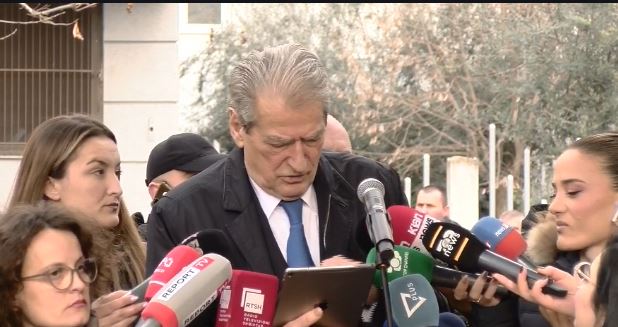 “Kraja numëronte paratë me Oltion Bistrin”, Berisha: Në SPAK pashë Elvis Doçin, Altin Hajrin dhe Irenën me 5 mbiemra, ishin ulur me… 2 berisha