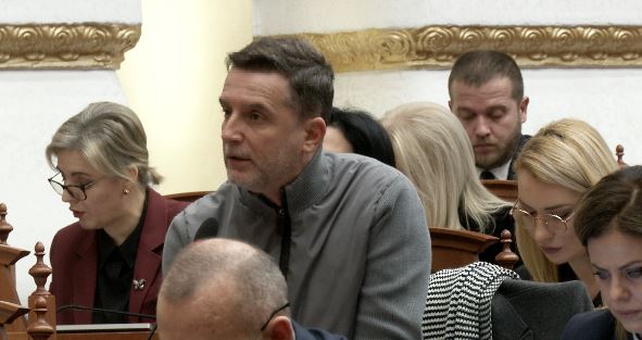 “I pyet për vezë, përgjigjen për bomba”, Braçe denoncon Tatimet: Komunikimi i fundit deri në 20 nëntor. Nëse s’u pëlqen pyetja… 7 brace 1 1