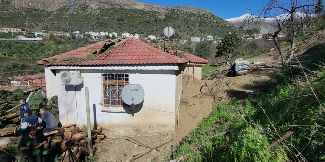 ALARMANTE/ Shembet toka në Delvinë, rrezikohen shumë banesa nga rrëshqitja e truallit pas shiut, banorët largohen… 5 delvine 1 1140x570 1
