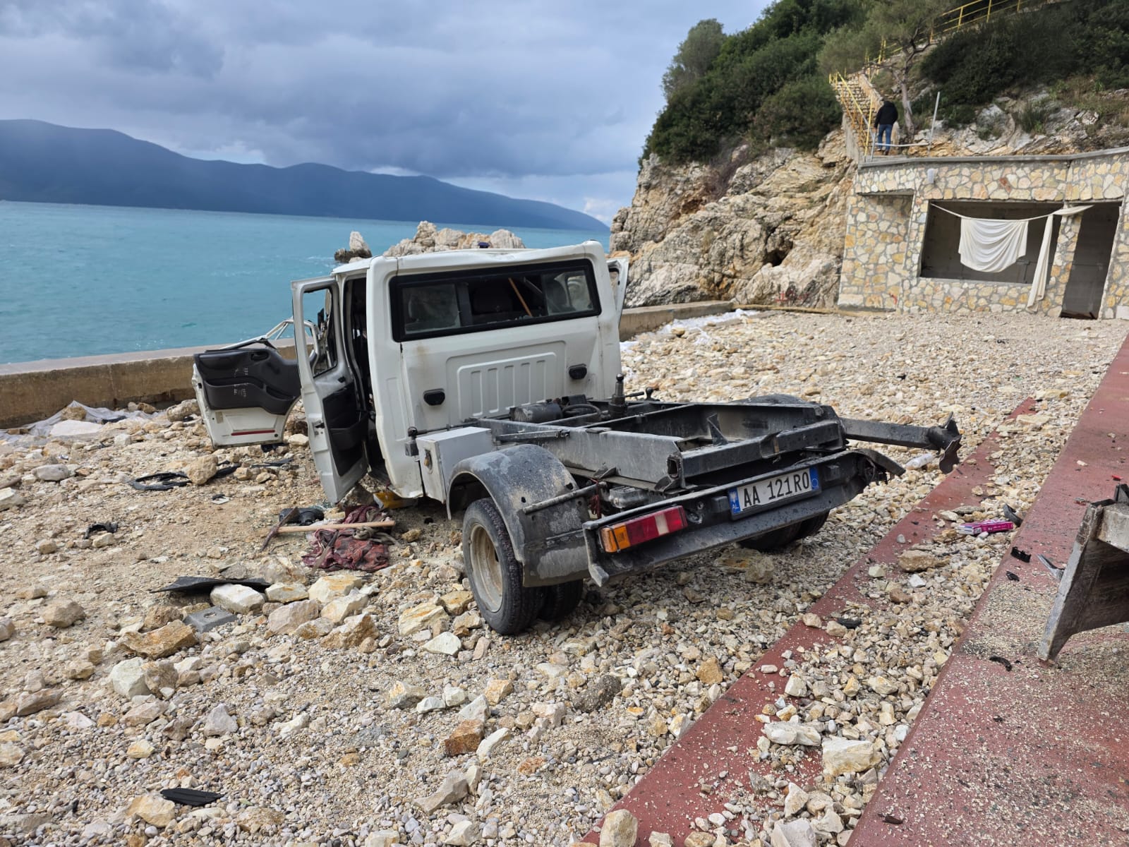 Kamioni del nga rruga dhe përfundon afër bregut të detit në Vlorë, plagoset rëndë shoferi 5 eb2935dd 54ed 4848 997d 0f6967168a2c