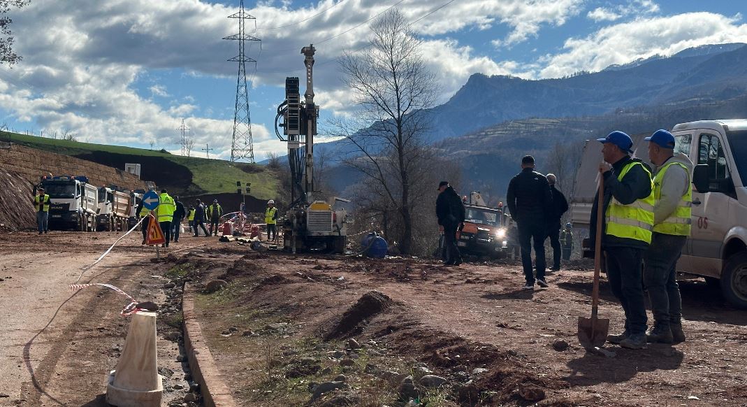 Shembjet në Dragostunjë, ndërpritet furnizimi me energji elektrike, pritet të çmontohet shtylla e tensionit të lartë 15 energji elektrike librazhd