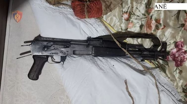 Fshihte në banesë kallashnikov, arrestohet flagrancë 48-vjeçari në Tiranë 7 kallash