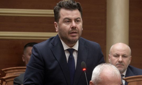 “A do të bashkëpunojmë me Ramën”, Kapri pyet opozitën për “Territorialen”: I lutemi kryeministrit që bën “dhunë” me kartona 5 kapri