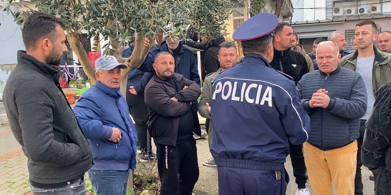 Banorët e Imshtës thirren në komisariat pas konfliktit për tokat brenda argjinaturës: Nuk lejojmë të na i marrin, janë tonat! 5 lushnje