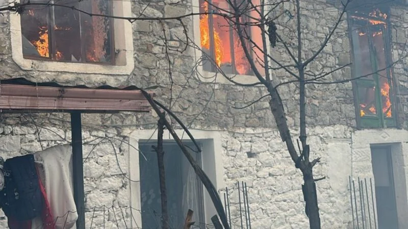 Digjet banesa në Maliq/ Familjarët ishin në gjumë, zjarri dyshohet se nisi nga…