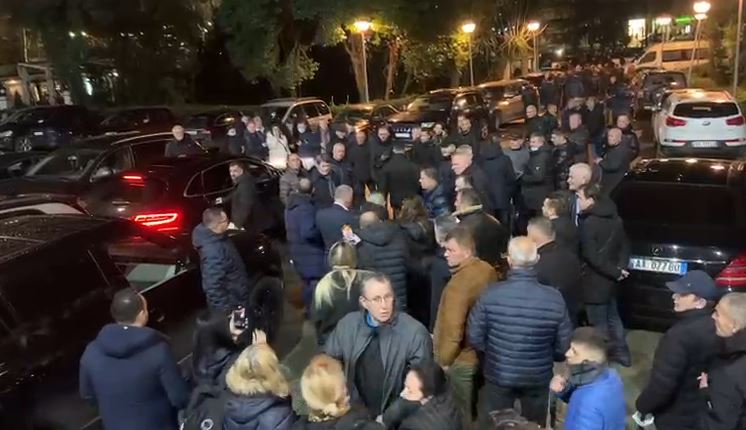 VIDEO/ Dëmtohet gjatë protestës, dërgohet në spital deputeti Bledion Nallbati