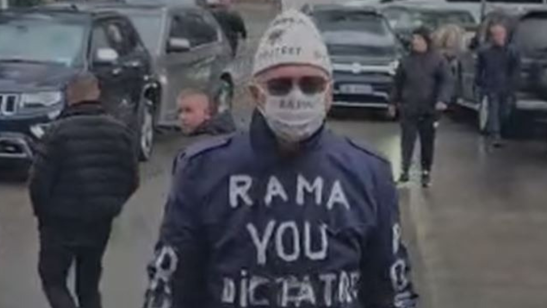 Protestuesi i veçantë ka “përveshur mëngët”, hyn në selinë e PD-së duke thirrur: Rama diktator! 8 ok 1 1