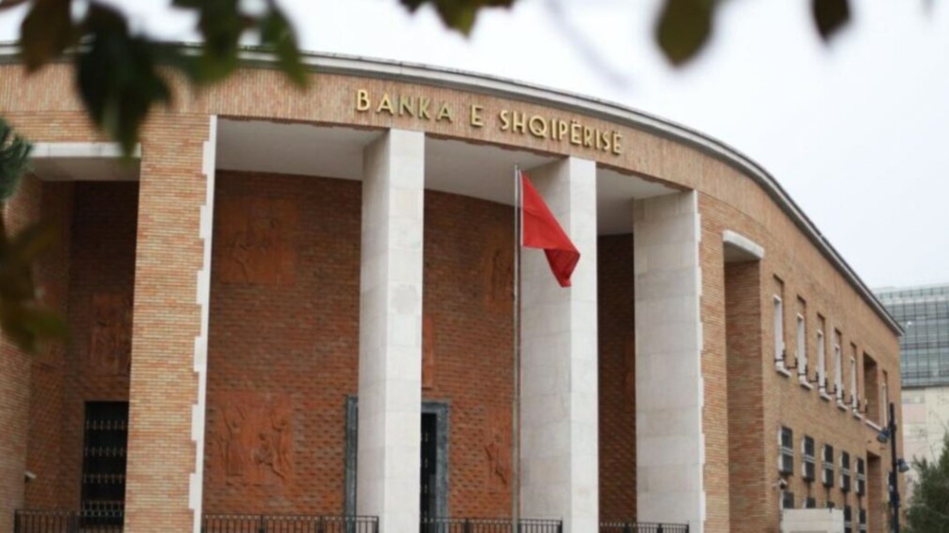 “Qytetarët të informohen”/ Bankat, transparencë për komisionet, rregullorja e re e Bankës së Shqipërisë… 6 ok 12