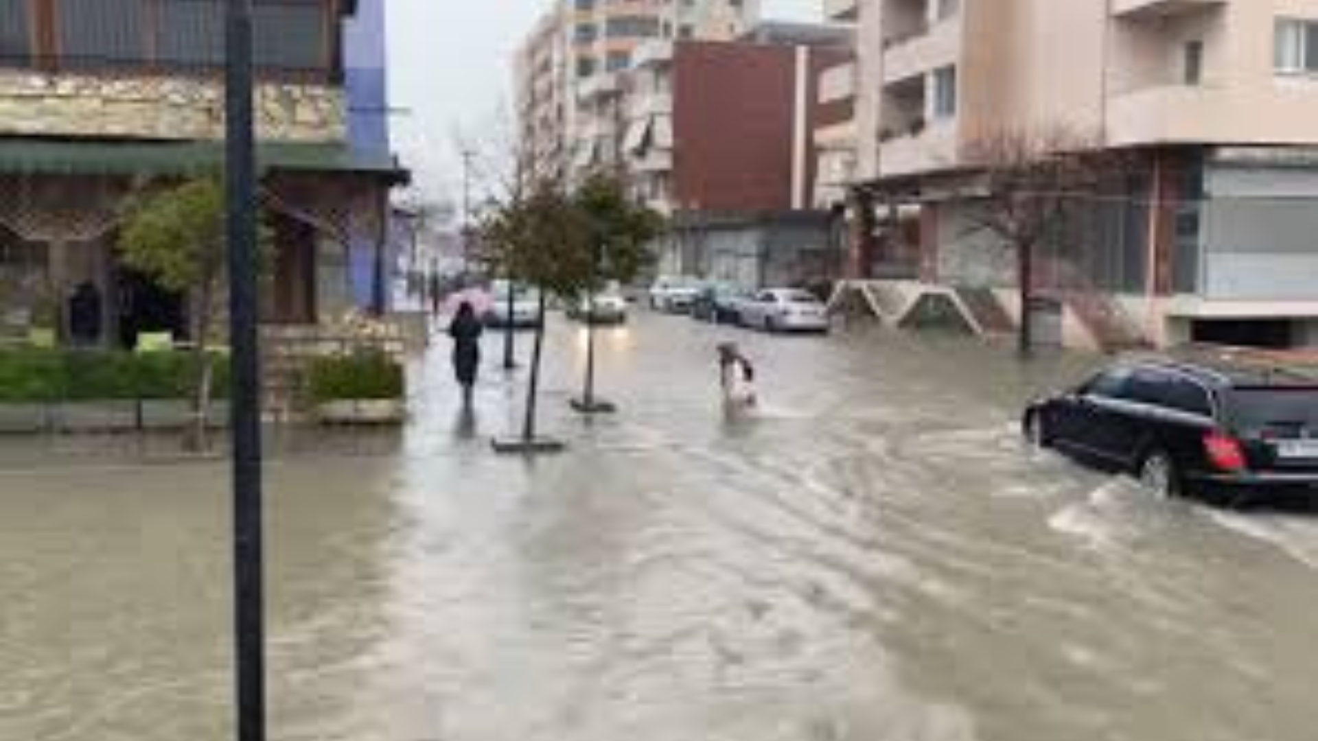 Përkeqësimi i motit, pritet intensitet i lartë i reshjeve nga e premtja në Durrës/ Shërbimi Meteorologjik Ushtarak: Të merren masa! 12 ok 19