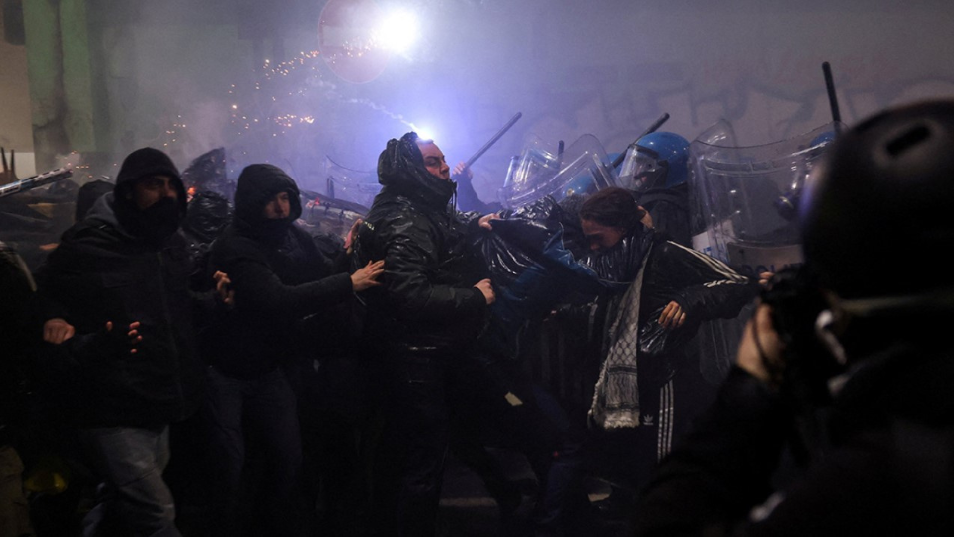 VIDEO/ Përplasje pranë Fshatit Olimpik në Milano, protesta kundër Lojërave Dimërore! Fishezjarre dhe gaz lotsjellës mes policisë dhe protestuesve